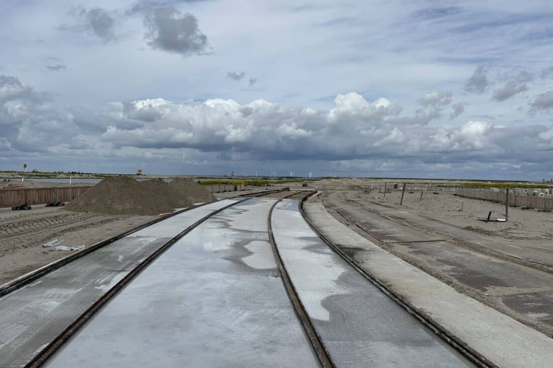 Mijlpaal moment voor de verlenging IJtram; tramspoor bereikt Strandeiland